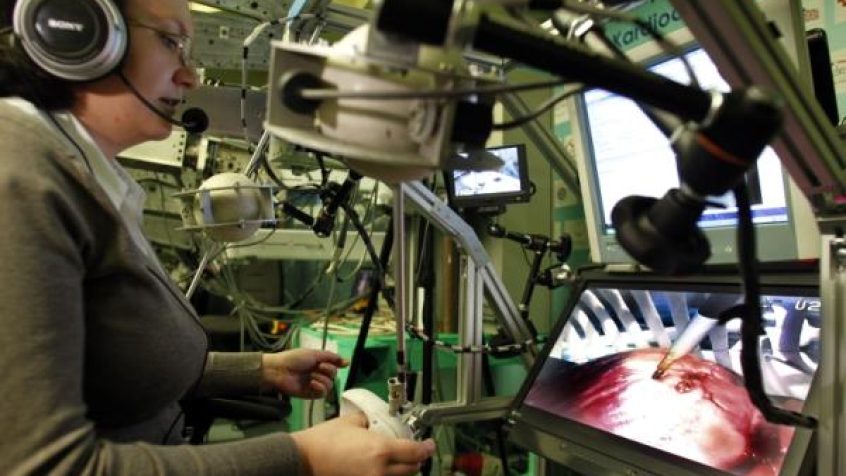 Dr Joanna Łoś-Śliwka przeprowadza pierwszą w Polsce teleoperację przy pomocy robota kardiochirurgicznego Robin Heart na sercu świni, w Fundacji Rozwoju Kardiochirurgii w Zabrzu.