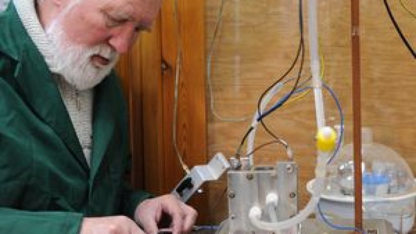 Dr hab. inż. Andrzej Borodziński z Instytutu Chemii Fizycznej PAN w Warszawie prowadzi badania nad ogniwami paliwowymi zasilanymi kwasem mrówkowym.
