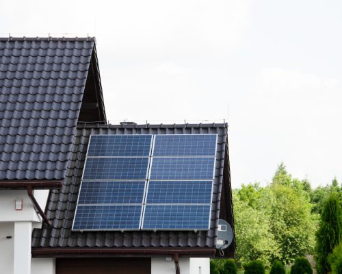 Fotowoltaika z magazynem energii czy bez, które rozwiązanie wybrać?