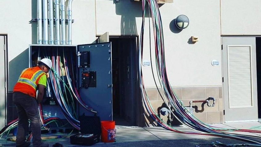 Na czym zwykle polega praca elektryka w przemyśle, a na czym w budownictwie?