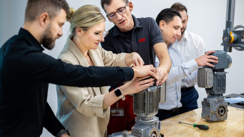 Rozwijaj się zawodowo dzięki szkoleniom SEW-EURODRIVE