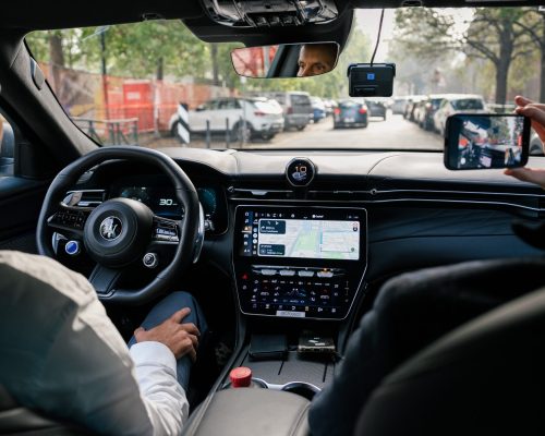 Stellantis i Wayve pokazują, jak sztuczna inteligencja może być skalowana na różnych platformach pojazdów i usprawniać codzienną mobilność