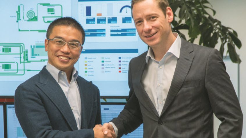 Kei Murakami, dyrektor generalny firmy LINX (z lewej) i Stefan Reuther, dyrektor ds. sprzedaży firmy COPA-DATA, oficjalnie inaugurują współpracę poprzez uścisk dłoni w siedzibie COPA-DATA w Salzburgu.
