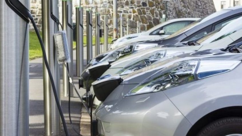Rosnące zasięgi samochodów elektrycznych i coraz niższe ceny mogą wywołać boom zakupowy