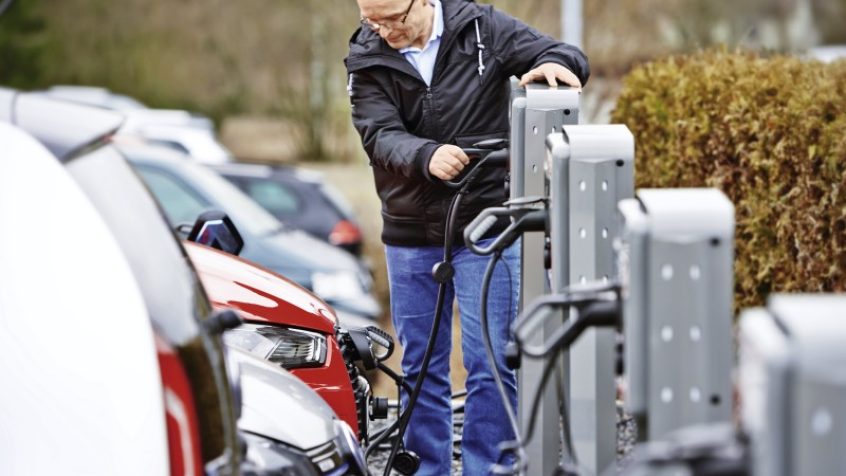 Monitorowanie prądów upływu w stacjach ładowania pojazdów elektrycznych