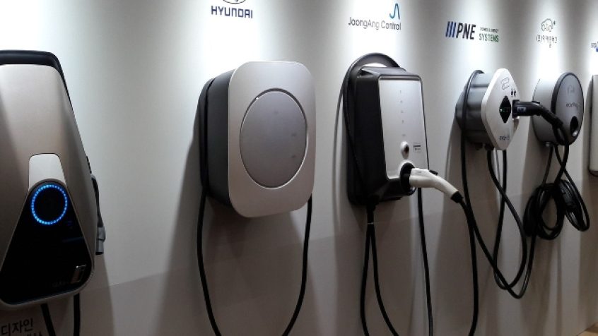 Monitorowanie prądów upływu w stacjach ładowania pojazdów elektrycznych