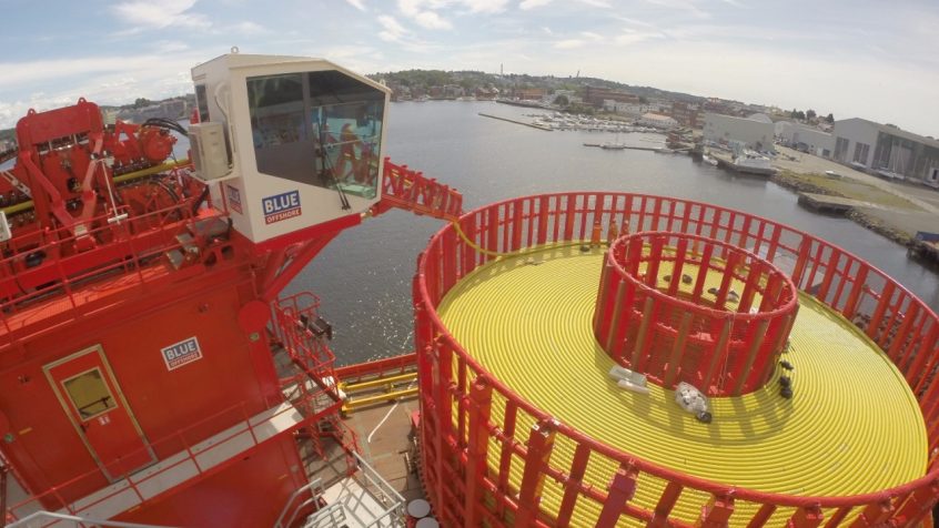 Potężne urządzenie rozwijające: nowoczesne cylindry hydrauliczne pomagają w instalacji kabli podwodnych.