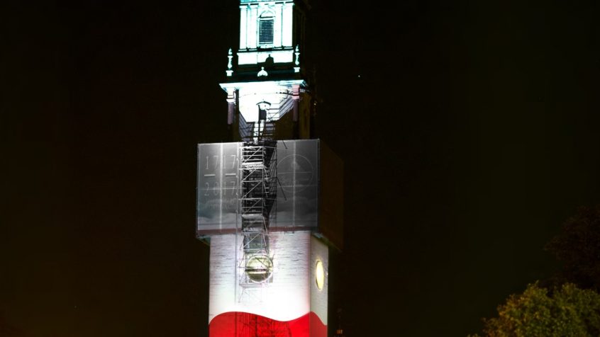 Wieża Jasnej Góry w biało-czerwonych barwach na 100-lecie odzyskania przez Polskę niepodległości