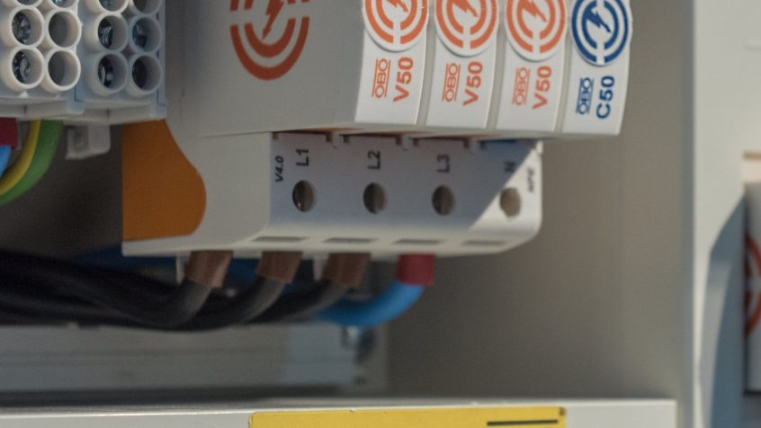Uniwersalny ogranicznik Typu 1 (1+2) do instalacji TN-S, TT i TN-C-S w budynkach z ochroną odgromową LPL III i IV oraz w budynkach bez systemu zewnętrznej ochrony odgromowej zasilanych linią napowietrzną. V50 3+NPE-280, nr kat. 5093526