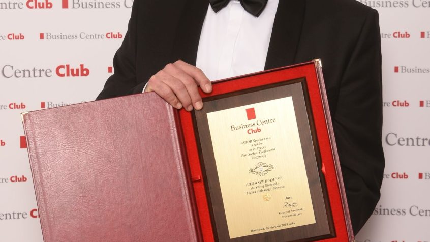 Stefan Życzkowski, prezes ASTOR, z nagrodą Business Centre Club