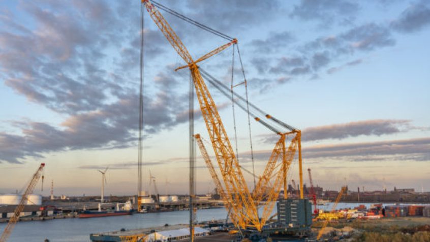 Firma Sarens zbudowała największy na świecie żuraw, w którym pracuje system hydrauliczny SGC-250.