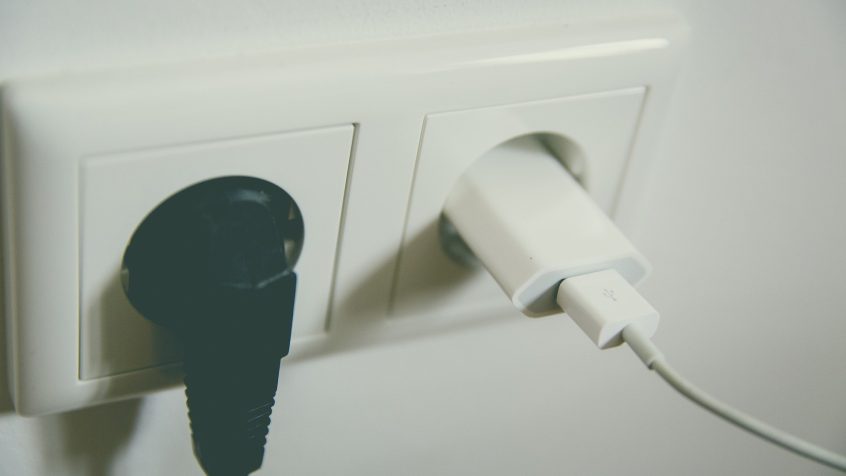 W jaki sposób możemy oszczędzać energię elektryczną? Poznaj 5 prostych sposobów!