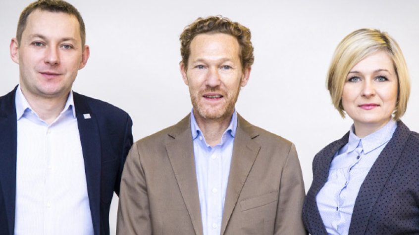 W środku Alexander Punzenberger, obecny prezes, po prawej Urszula Bizoń-Żaba, dyrektor zarządzająca COPA-DATA Polska oraz Tomasz Papaj dyrektor działu techniczno-sprzedażowego w COPA-DATA Polska