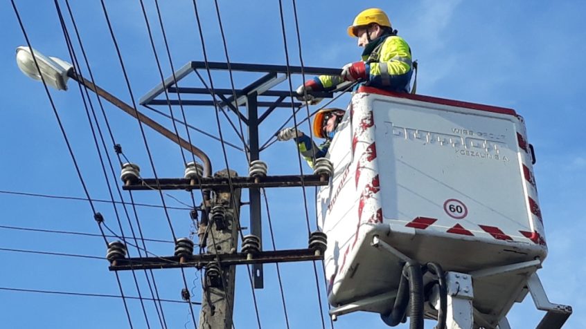 Od momentu odlotu bocianów, energetycy TAURONA realizują prace porządkowe, które obejmują oczyszczanie, zmniejszenie lub odbudowę gniazd
