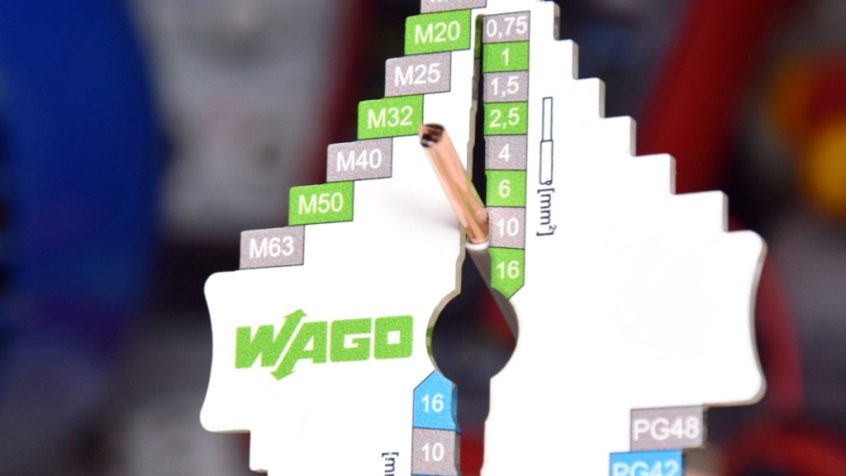 Każde zgłoszenie w konkursie zostanie nagrodzone specjalnym zestawem Elektrobohatera, w którego skład wchodzi praktyczny przymiar do przewodów.