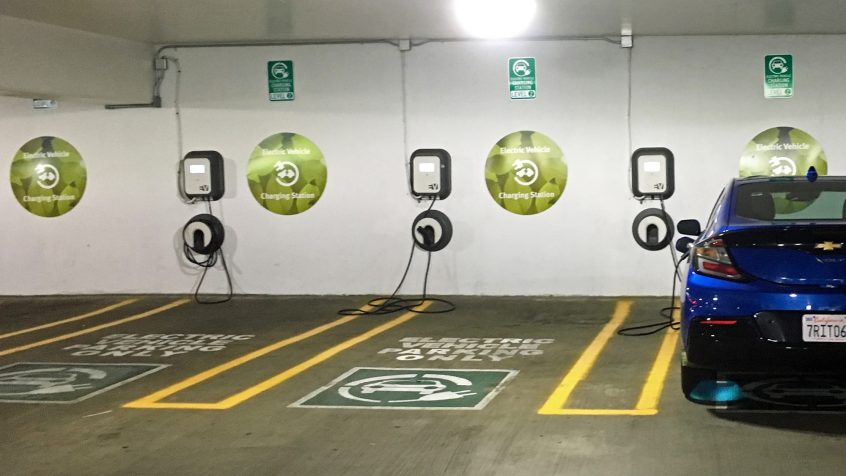 Stacja ładowania samochodów elektrycznych w amerykańskim centrum handlowym