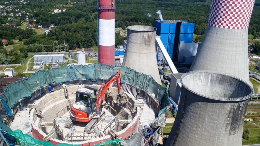 TAURON Wytwarzanie rozpoczął wyburzenie komina znajdującego się w Elektrowni Łagisza