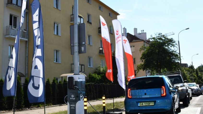 Stacje ładowania pojazdów elektrycznych na słupach oświetleniowych oferowane przez Energę Oświetlenie, spółkę zależną Energi z Grupy ORLEN, staną się częścią ORLEN Charge