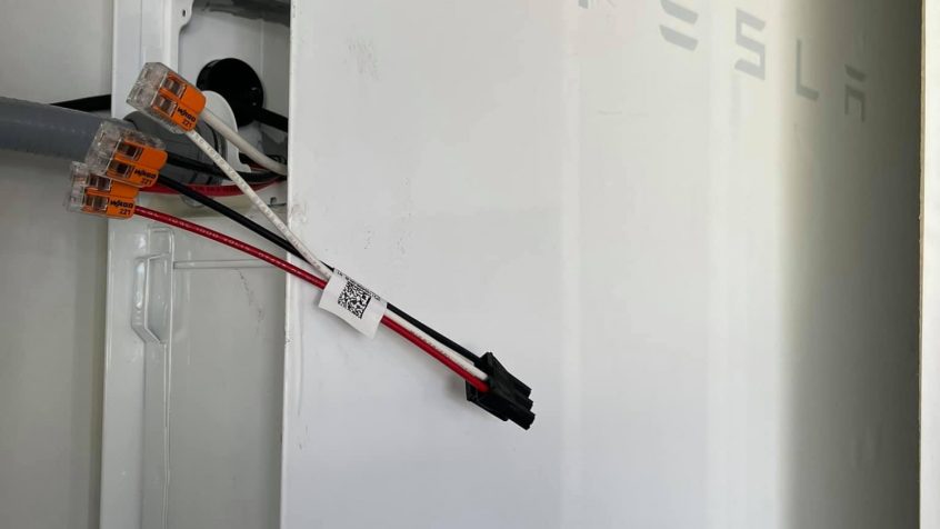 Akumulator Tesla PowerWall podłączony do domowej sieci