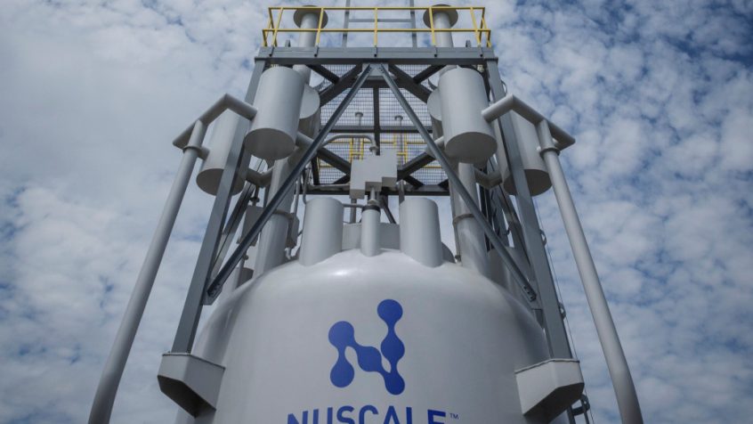 Firma NuScale Power opracowała nową, modułową elektrownię jądrową z reaktorem lekkowodnym, która dostarcza energię do wytwarzania energii elektrycznej, ciepłownictwa, odsalania, produkcji wodoru i innych zastosowań związanych z ciepłem procesowym. Ten przełomowy projekt małego reaktora modułowego (SMR) zawiera w pełni fabrykowany moduł NuScale Power Module™ zdolny do generowania 77 MW energii elektrycznej przy użyciu bezpieczniejszej, mniejszej i skalowalnej wersji technologii reaktora ciśnienio