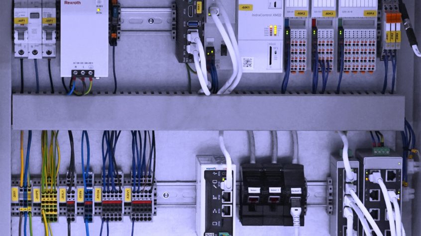 Platformę sterowania ctrlX CORE można łatwo zintegrować z istniejącymi maszynami w celu optymalizacji łączności i funkcji IoT.