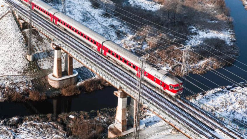 Kolejowe statyczne przemienniki częstotliwości - innowacja Hitachi Energy - pomogą Litwie zelektryfikować najważniejsze połączenie kolejowe między jej stolicą a głównym portem, zmniejszając emisję CO2 o 150 000 ton rocznie i koszty operacyjne o 40 procent.