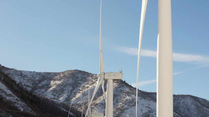Jak zmniejszyć koszty zużycia energii elektrycznej w firmie? OZE to dobre rozwiązanie!
