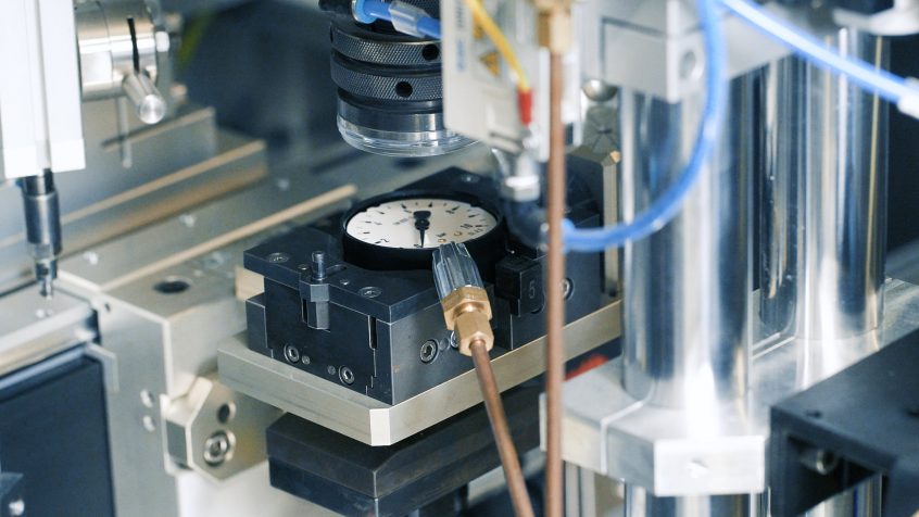 WIKA Polska SGF wytwarza tysiące wariantów manometrów za pomocą systemu Automatic Gauge Assembly (AGA 1) opartego na rozwiązaniu ACTIVE Mover firmy Bosch Rexroth. Skraca on czasy przezbrajania o ponad 50%.
