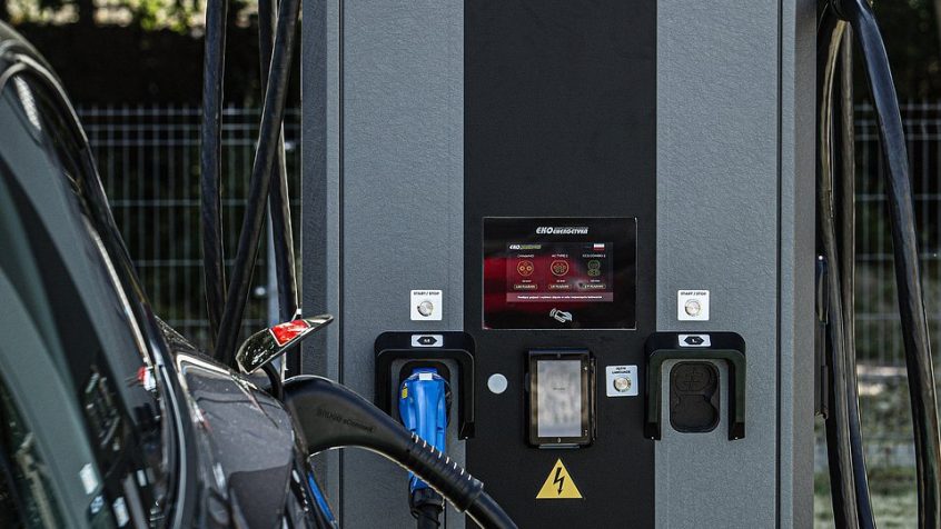 Stacja ładowania pojazdów elektrycznych przy sklepie Biedronka ul. Pałacowa 2 w Warszawie
