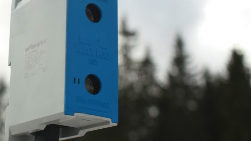 Test wytrzymałości złączki kablowej KATKO ConnectSafe:
