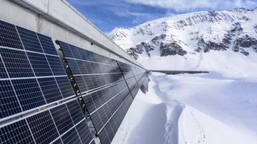 Odpowiednie wykorzystanie zimowej aury może skutkować wysokim uzyskiem solarnym. Przykładem jest położona na 2500 m n.p.m. elektrownia słoneczna AlpinSolar, która właśnie zimą może osiągać aż 50% rocznego uzysku energii elektrycznej.