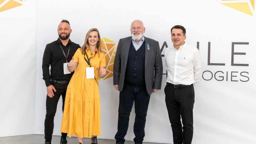 Od lewej: Piotr Krych, Olga Malinkiewicz, Frans Timmermans i Artur Kupczunas we wrocławskiej fabryce Saule Technologies