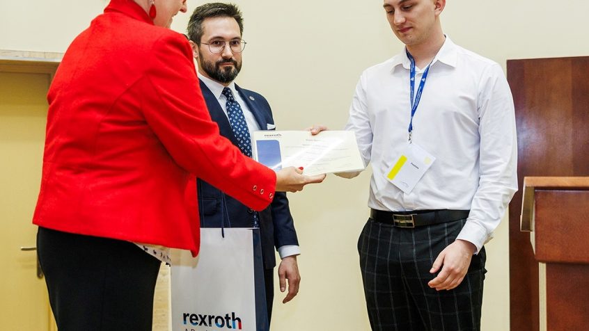 Wręczenie nagrody (od lewej: Jolanta Kowalczyk - Bosch Rexroth; dr inż. Jakub Lasocki - Prodziekan Wydziały SiMR; inż. Piotr Bomba - zwycięzca konkursu.
