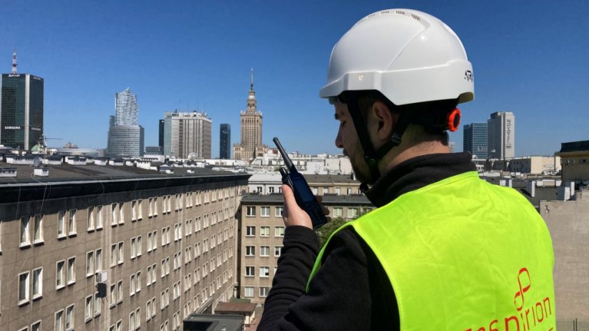 Łączność w standardzie TETRA umożliwia wysokiej jakości komunikację głosową i transmisję danych m.in. w energetyce, służbach bezpieczeństwa publicznego, transporcie i przemyśle