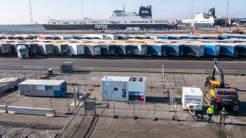 Jednostka HyFlex wykorzystuje zielony wodór dostarczany przez Linde Gas do generowania czystej energii elektrycznej dla stacji ładowania, która zasila koparkę elektryczną Volvo służącą do prac budowlanych w miejscu inwestycji.
