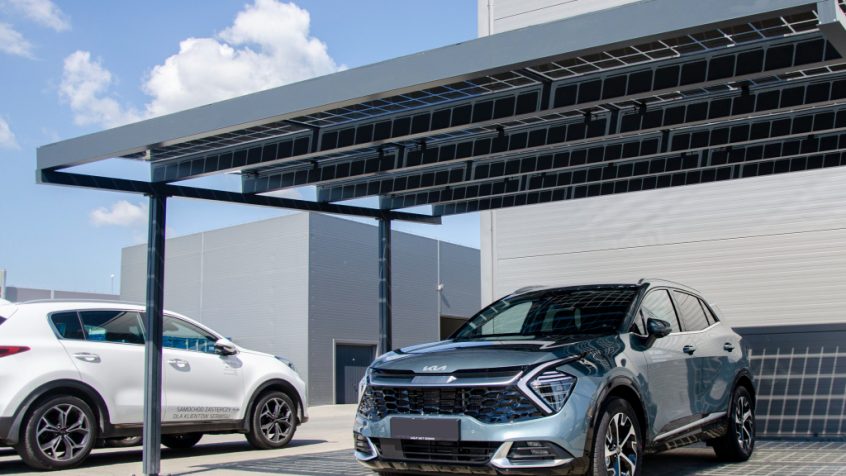 Ładowanie samochodu elektrycznego z przydomowego carportu dzięki energii słonecznej