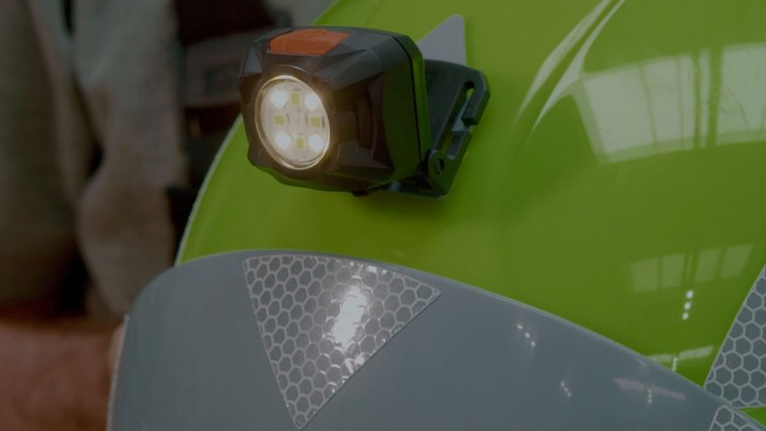 Hełm Secra E40 wyposażony w lampę Mactronic Rebel