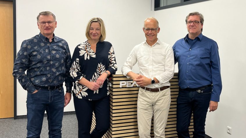W biurze PEAK-System w Darmstadt po podpisaniu umowy. Od lewej: Alexander Gach, dyrektor zarządzający PEAK-System Technik, Ines Dohmann, dyrektor zarządzający PEAK Group, Staffan Dahlström, dyrektor generalny HMS Networks i Uwe Wilhelm, dyrektor zarządzający PEAK Group i PEAK-System Technik.