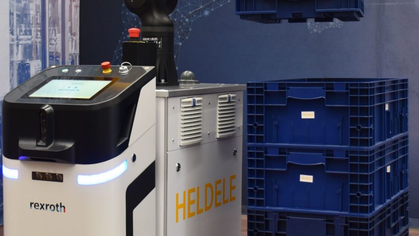 Mobilna stacja robotyczna jest transportowana na swoje stanowisko robocze za pomocą autonomicznego robota mobilnego (AMR) ACTIVE Shuttle firmy Bosch Rexroth i odbiera informacje z systemu kontroli produkcji. Następnie 7-osiowy lekki robot KR810 rozpoczyna samodzielną pracę.