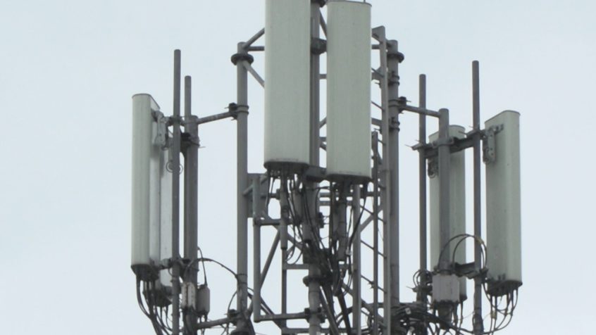 Maszt i stacja bazowa 5G