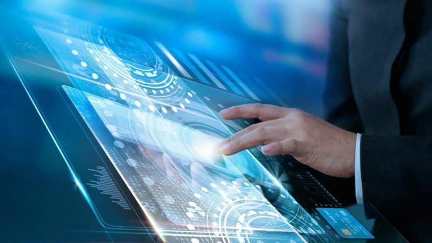 Audi rozpoczyna nową erę w rozwoju samochodów, stawiając na pojazdy definiowane programowo (Software-Defined Vehicles – SDV). Ta technologia stanowi fundament dla cyfrowej motoryzacji przyszłości, umożliwiając inteligentną komunikację między systemami, jazdę autonomiczną oraz ciągłe doskonalenie pojazdu przez cały okres jego użytkowania. Czym jest pojazd definiowany programowo?  Termin SDV nie odnosi się do konkretnego modelu, lecz opisuje nowe podejście do projektowania, w którym centrum stanow