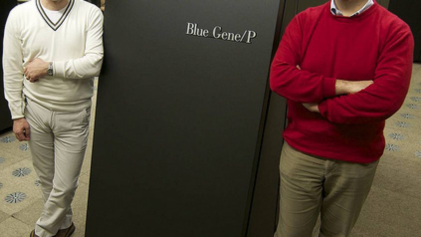 Naukowcy IBM w Zurychu, dr Costas Bekas (z lewej) i dr Alessandro Curioni, stoją obok Blue Gene