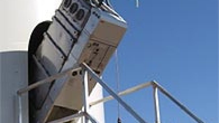 Rozdzielnica SafeWind do turbin wiatrowych ma odpowiednie gabaryty, by zmieścić się w wąskich drzwiach wieży wiatraka