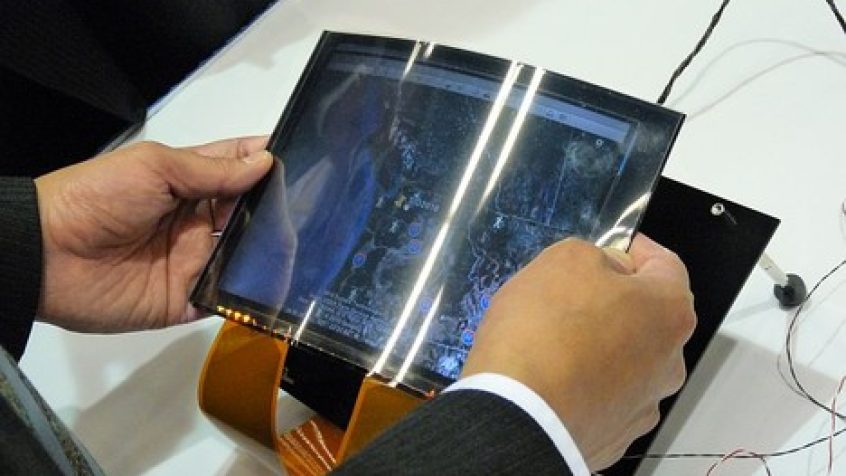 NA SID 2010 Toshiba zaprezentowała panel LCD za pomocą któego, poprzez wyginanie można przybliżać i oddalać oglądane obrazy