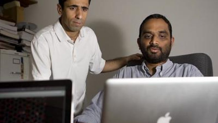 Profesor inżynierii Vivek Shenoy i student Akbar Bagri badają atomowąstrukturę grafenu. Pokazująmetody napraw tej struktury.