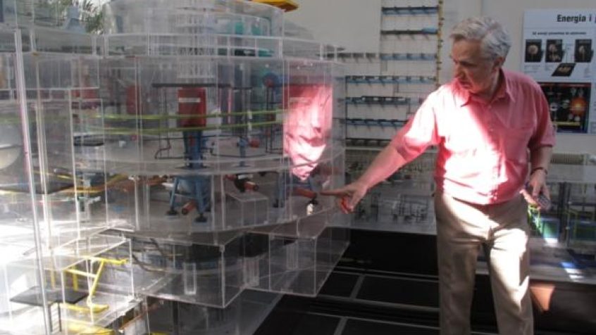 Prof. Ludwik Dobrzyński prezentujący makietę elektrowni jądrowej.