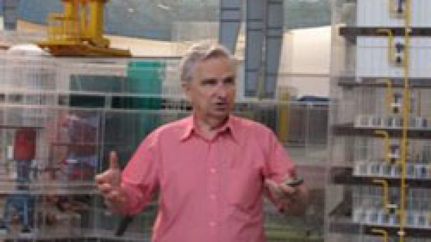Profesor Dobrzyński w czasie lekcji przy modelu elektrowni jądrowej eksponowanym w Świerku