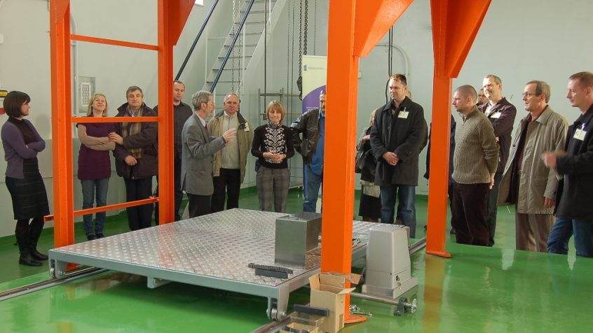 Realizatorzy projektu AiD oraz eksperci podczas prezentacji stanowiska pomiarowego na hali badawczej w Świerku.