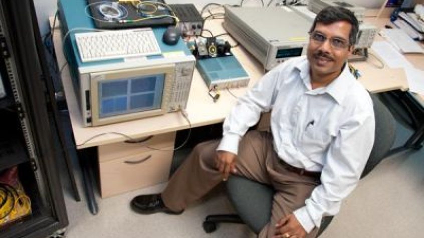 Profesor inżynierii komputerowej Xavier Fernando z Ryerson University opracowuje ratującą życie górników technologię.