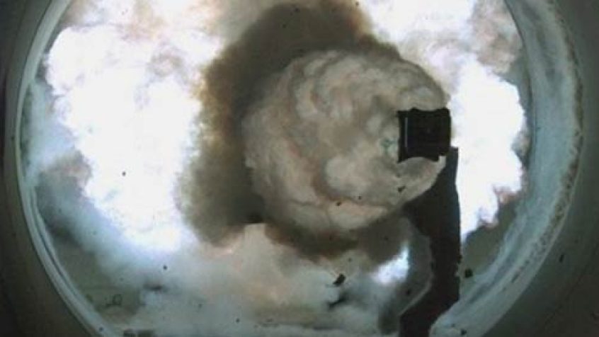 Wysokiej jakości szybkoklatkowa kamera zarejestrowała test działa. Na obrazie dostarczonym przez US Navy widać wystrzelony z działa czarny kwadrat, poruszający się z 5-krotną prędkością dźwięku.